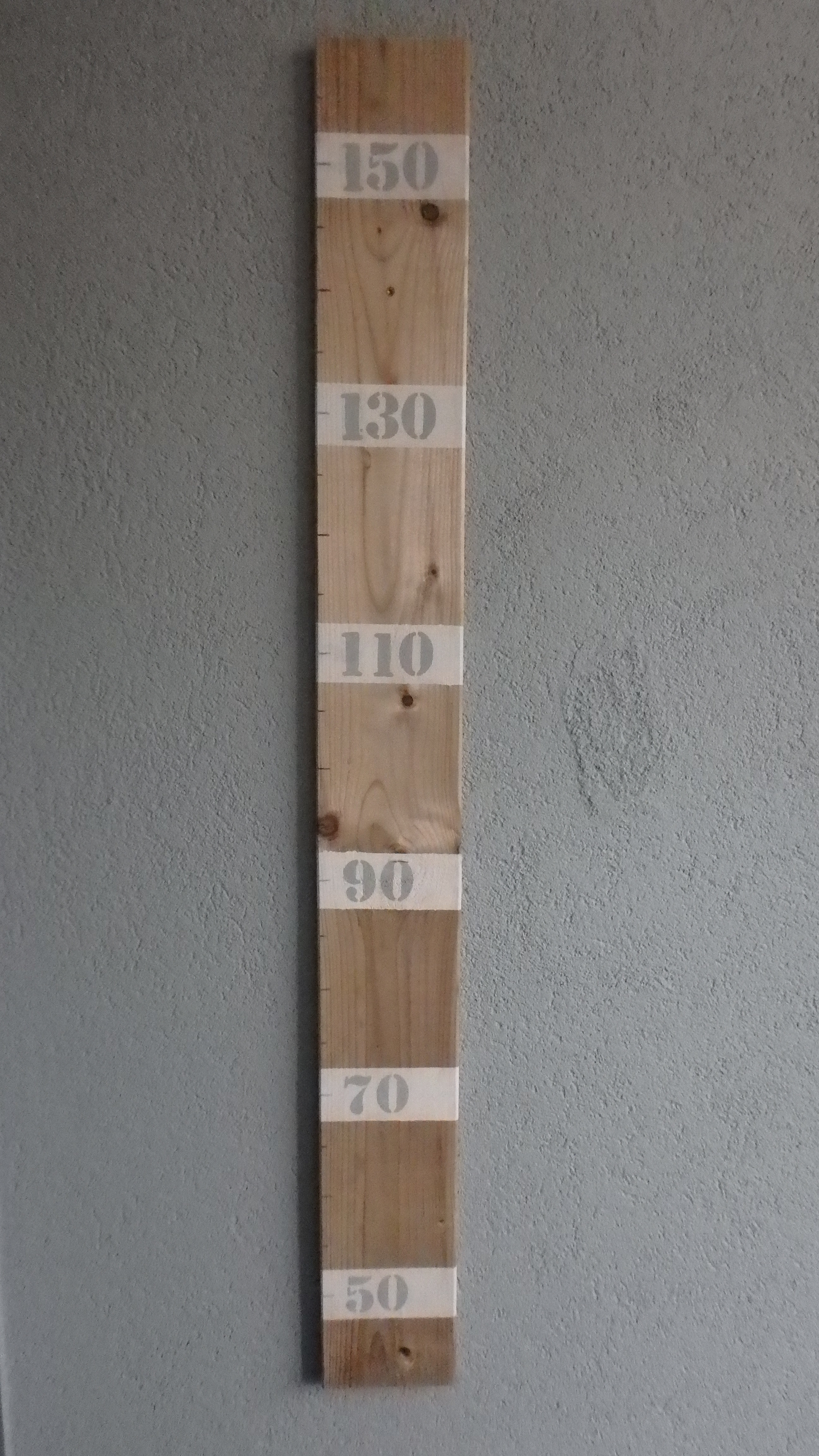 hoogte besteden repertoire DIY Jongenskamer pimpen deel 2. Stoere houten meetlat