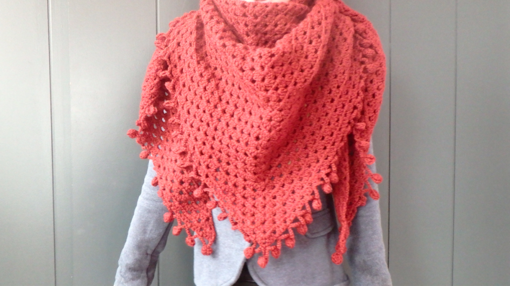 diy omslagdoek haken met bolletjes rand/picootje